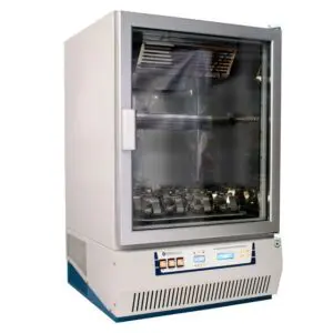 INCUBADORA SHAKER REFRIGERADA DE  BANCADA COM PLATAFORMA DE AGITAÇÃO  ORBITAL - 735 - NOVA TECNICA